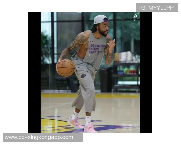 浓眉因双侧跟腱劳损在场边沉思队友们纷纷表现出担忧神情 浓眉因双侧跟腱劳损在场边沉思队友们纷纷表现出担忧神情