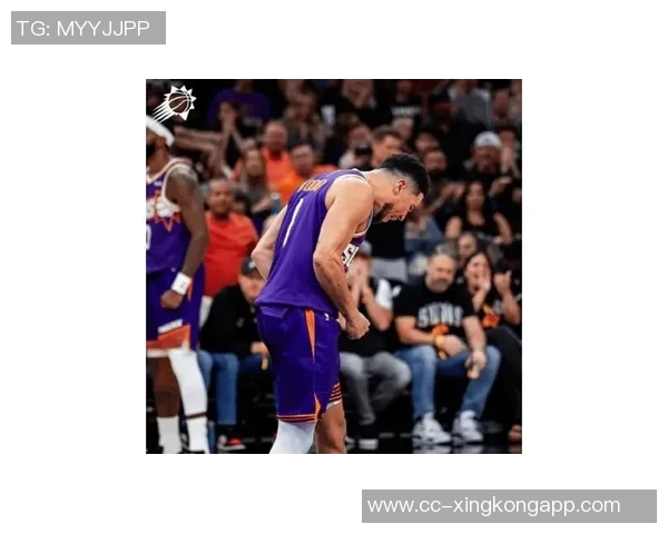 布克手感不佳依靠罚球逆袭18投7中贡献27分4篮板4助攻