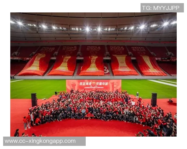 海港三连冠荣耀时刻上海海港足球俱乐部2025赛季总结会圆满召开